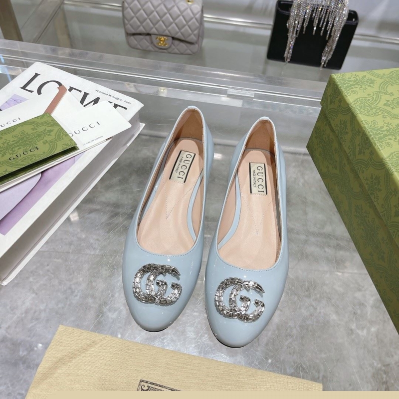 G*u*i flat shoes